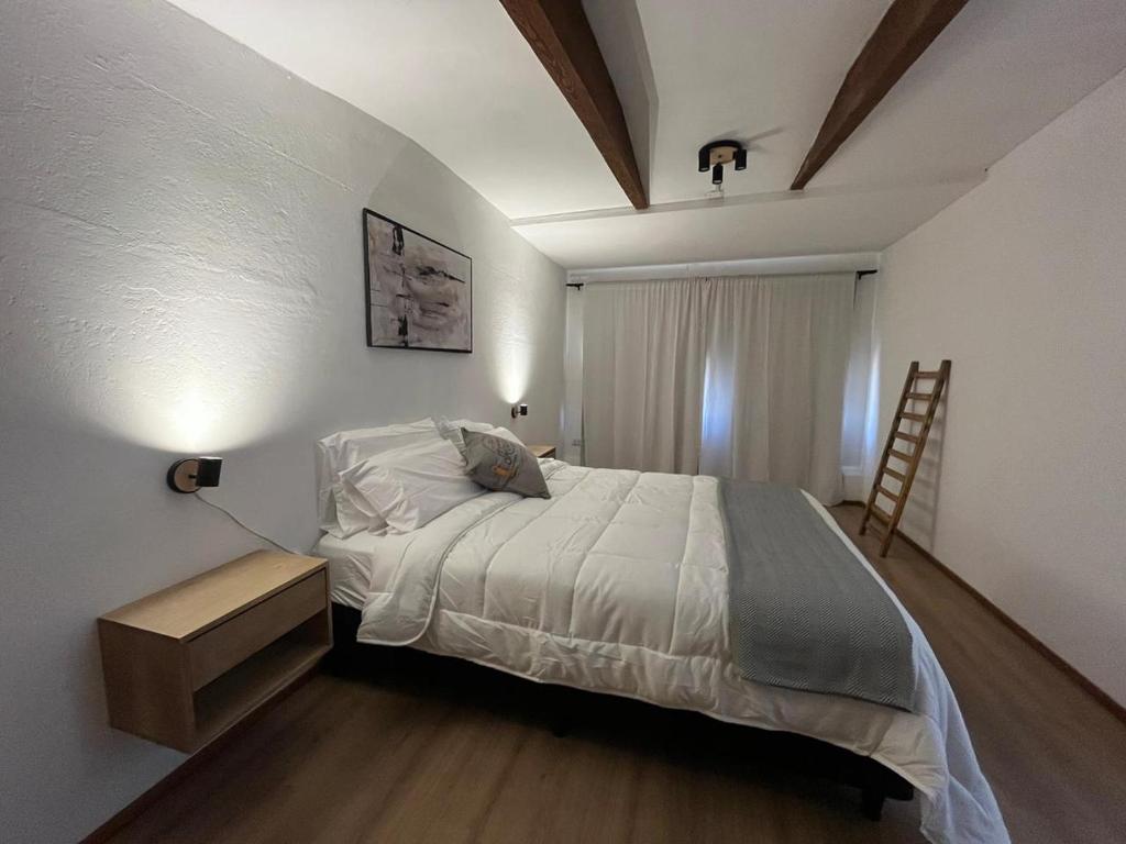 a bedroom with a bed and a wooden floor at Almablanca in San Antonio de Areco