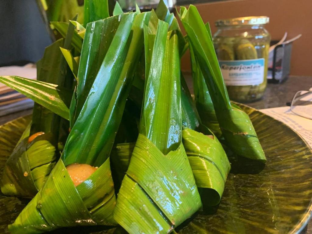 Un montón de verduras verdes en un plato en Regalia Suites, en Kraaifontein