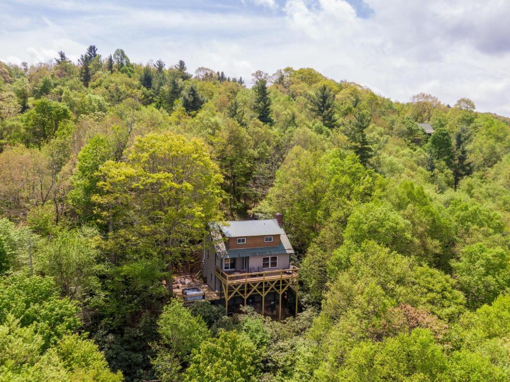 una vista aérea de una casa en medio de un bosque en Parkway Hideout, en Boone