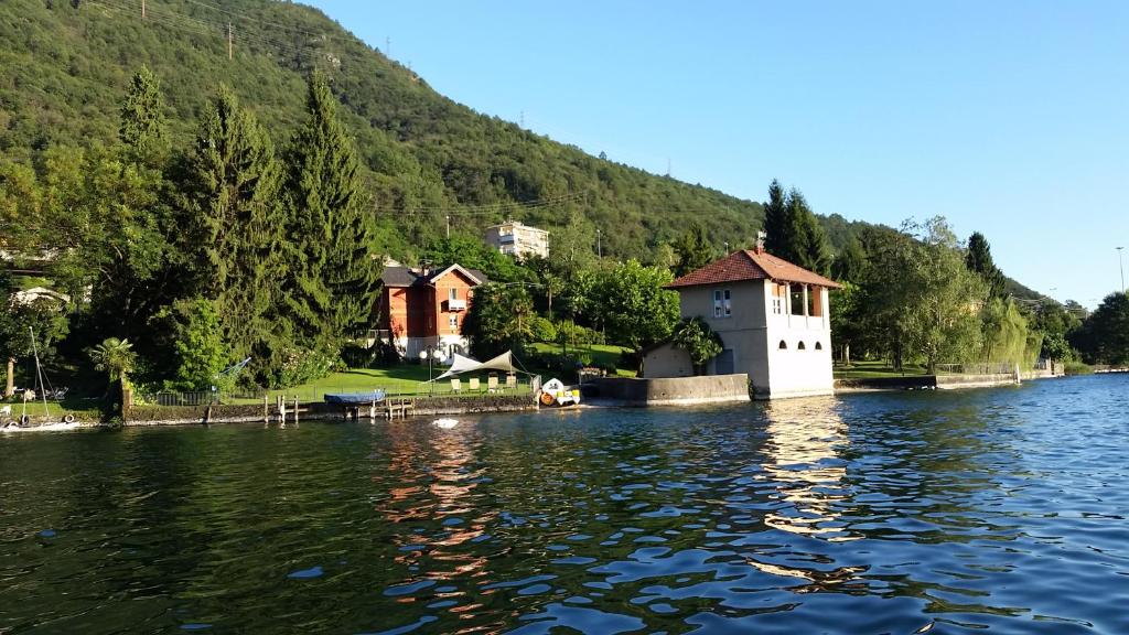 B&B Chocolat au lac في أومغنا: اطلالة على بحيرة فيها بيوت واشجار