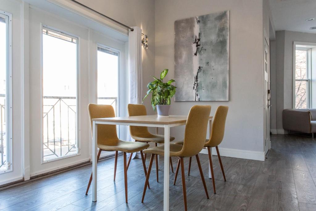 Χώρος καθιστικού στο Amazing Location! - Modern 2BR Apts Right Next to Wrigley Field, Gallagher Way Park and Transit