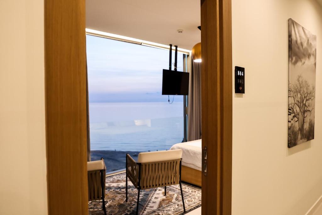 Sky rooftop luxury suites في دوريس: غرفة مطلة على غرفة نوم مع نافذة