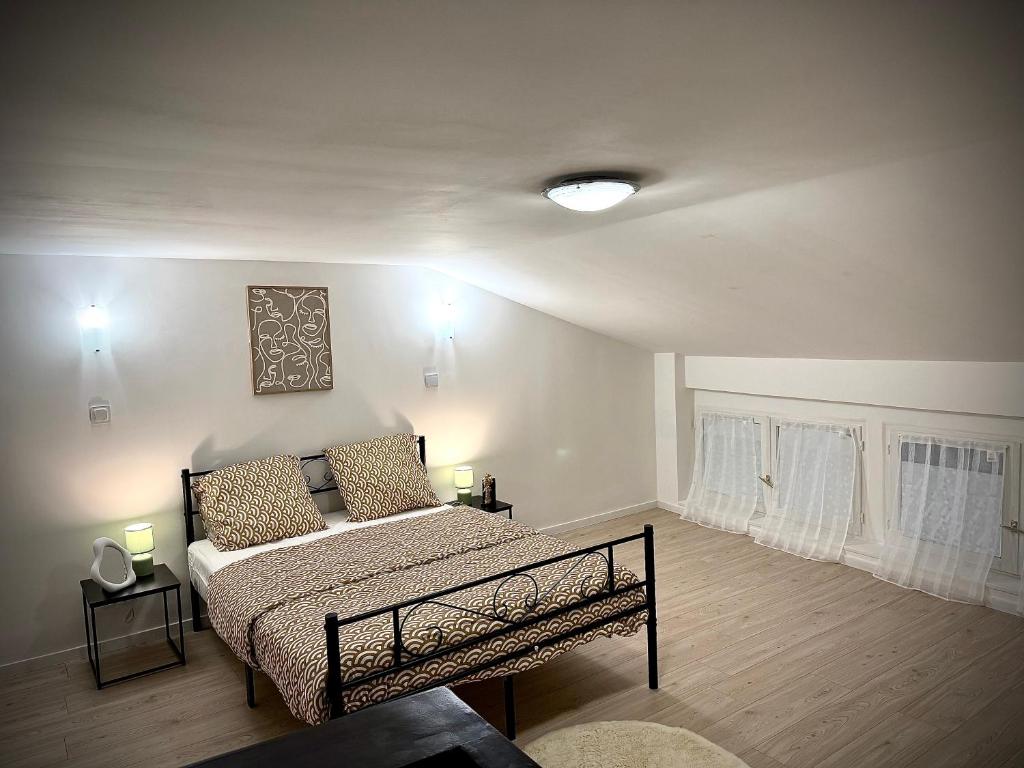 - une chambre avec un lit dans une pièce éclairée dans l'établissement Écrin de Roye, à Roye