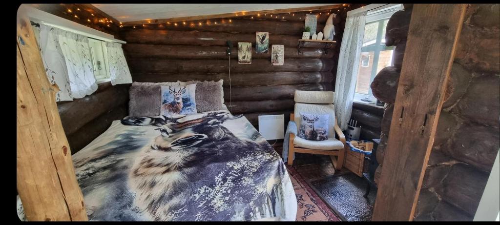 Un dormitorio con una cama de lobo en una cabaña de madera. en Cozy little log cabin, dog allowed, sauna, en Åseral