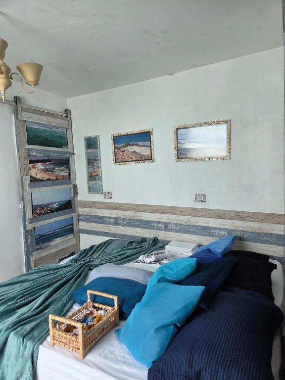 Un dormitorio con una cama con una cesta encima. en Flat Lagoa Azul, en Maragogi
