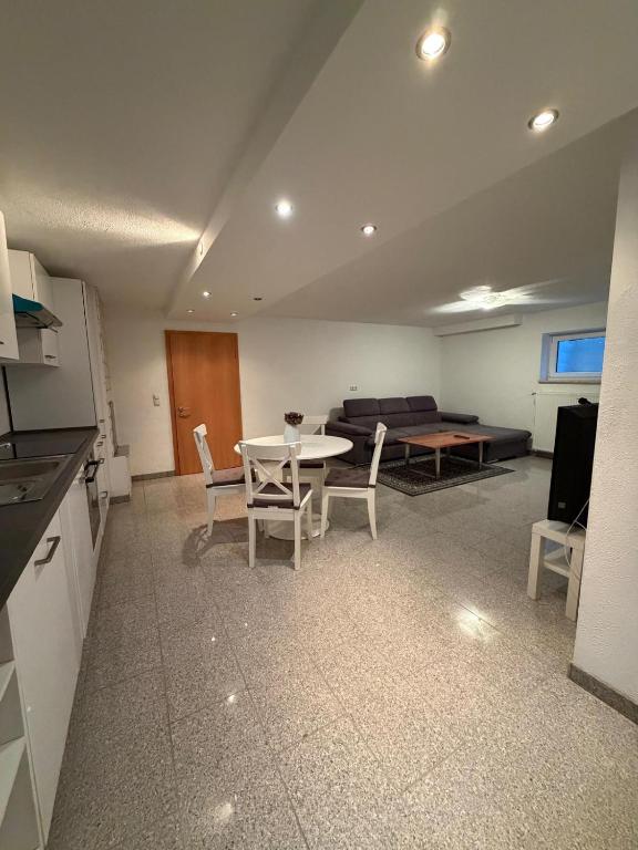 a living room with a table and a couch at MainZeit Albertshofen 2 Zimmerwohnung Parkplatz 