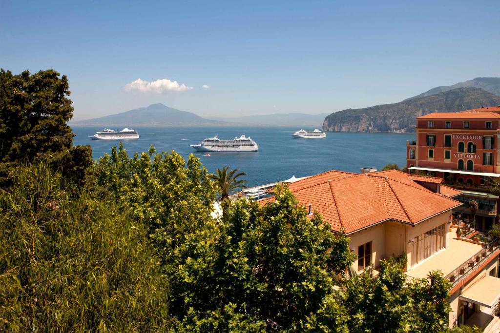 un gruppo di imbarcazioni sull'acqua in una baia di Al Centro Suites a Sorrento