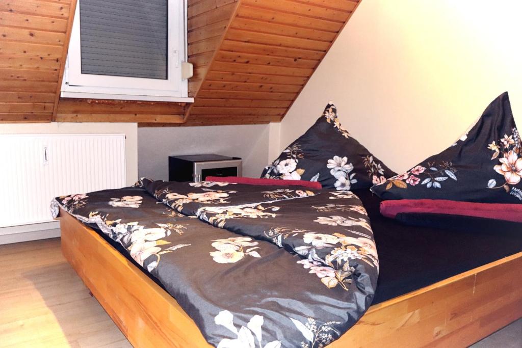 Bett mit brauner Bettdecke und Kissen in der Unterkunft Holiday Rhein5 in Boppard