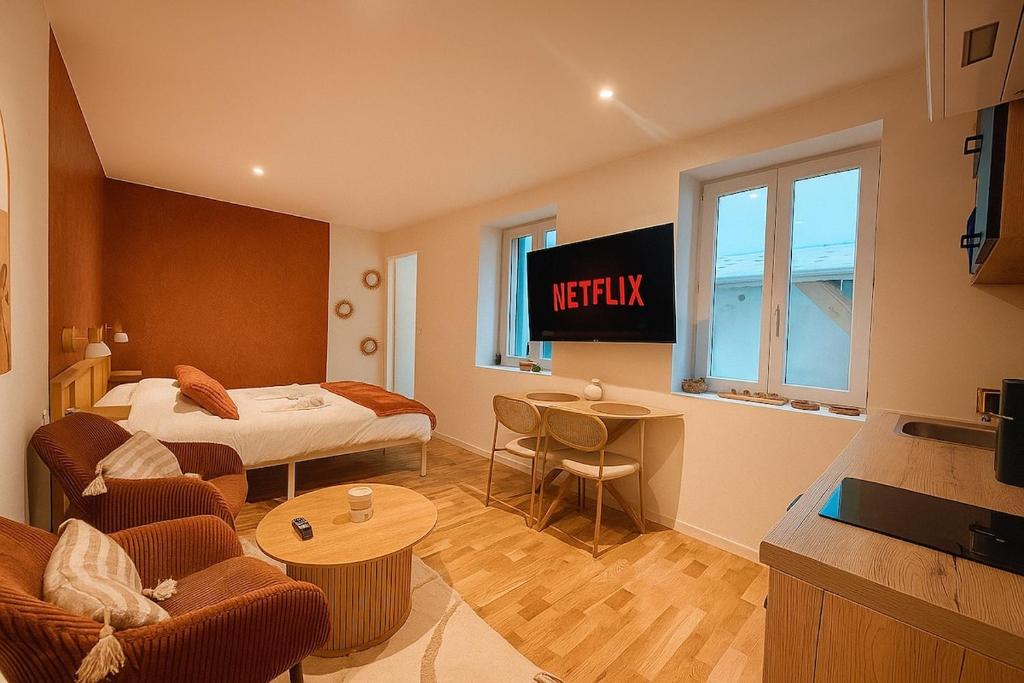 Μια τηλεόραση ή/και κέντρο ψυχαγωγίας στο Le Bali Mâconnais Cozy - Station - 2 people