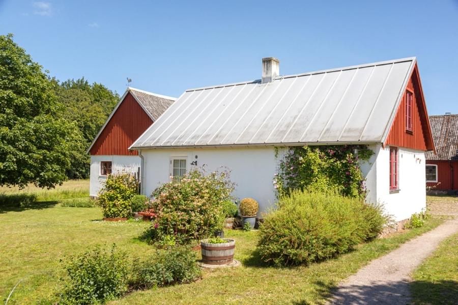 Casa blanca y roja con techo rojo en Toftalid, en Sjöbo