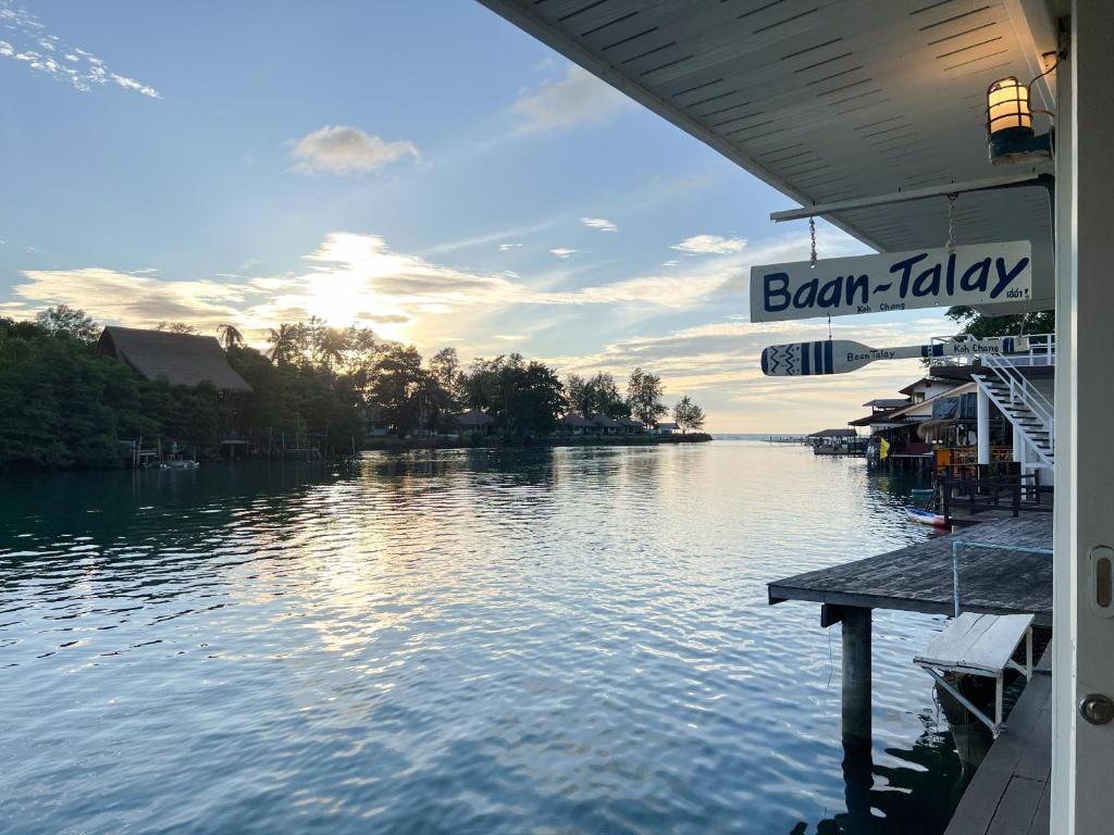 Blick auf einen Fluss mit einem Schild mit der Aufschrift „Strandallee“ in der Unterkunft Baan Talay Koh Chang in Ban Map Khangkhao