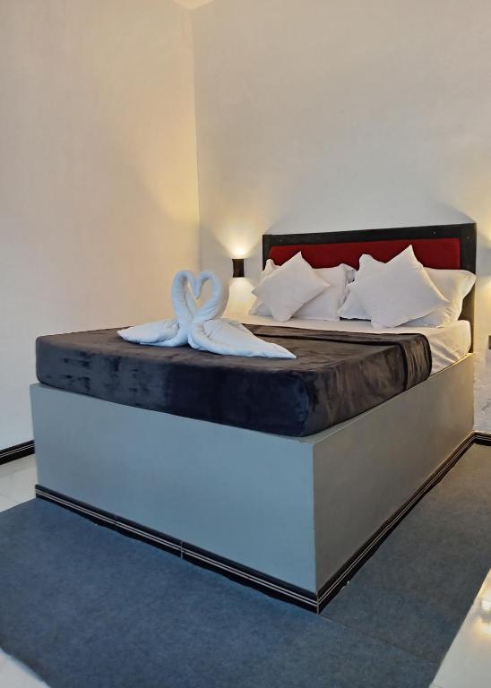 a bedroom with a bed with a whitevisorvisorvisor at Cozyforest ella in Ella