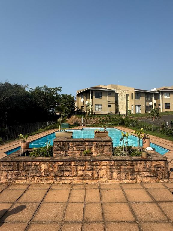 una piscina frente a un edificio en Unit 2B Sun And Surf, en KwaDukuza