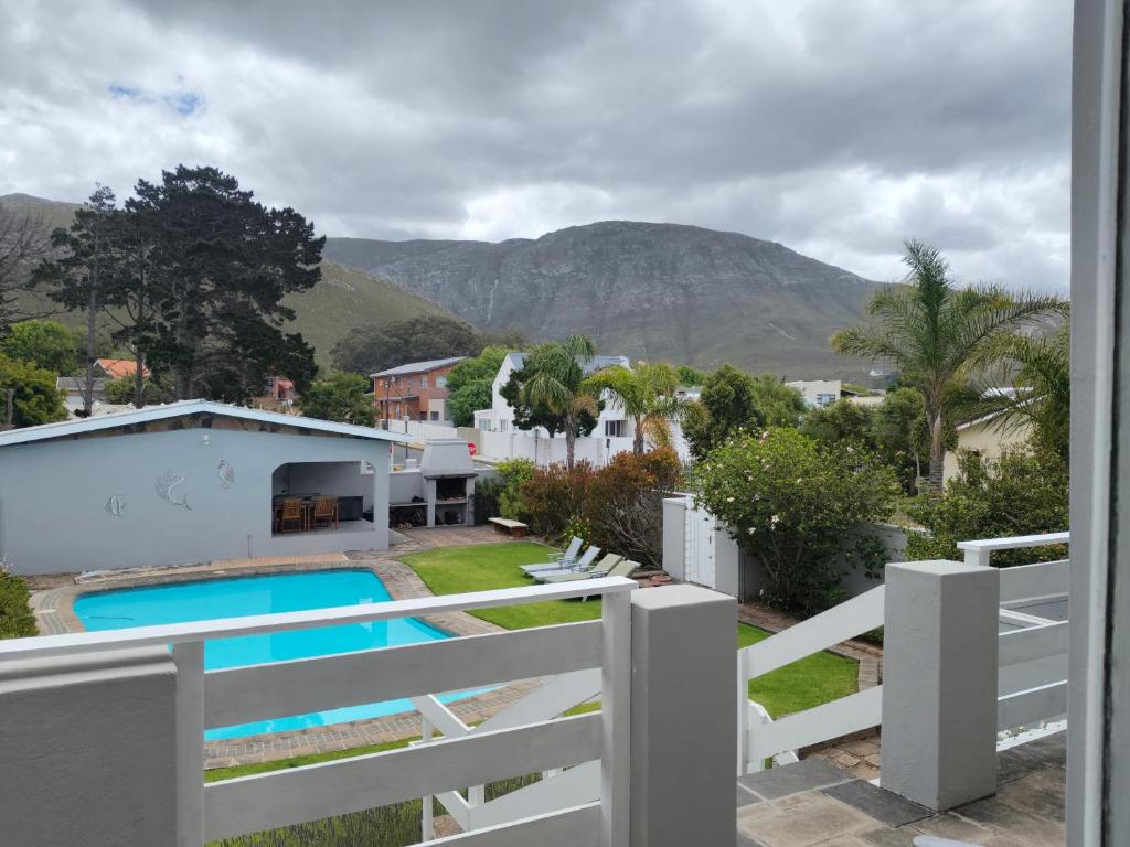 Nespecifikovaný výhled na hory nebo výhled na hory při pohledu z penzionu