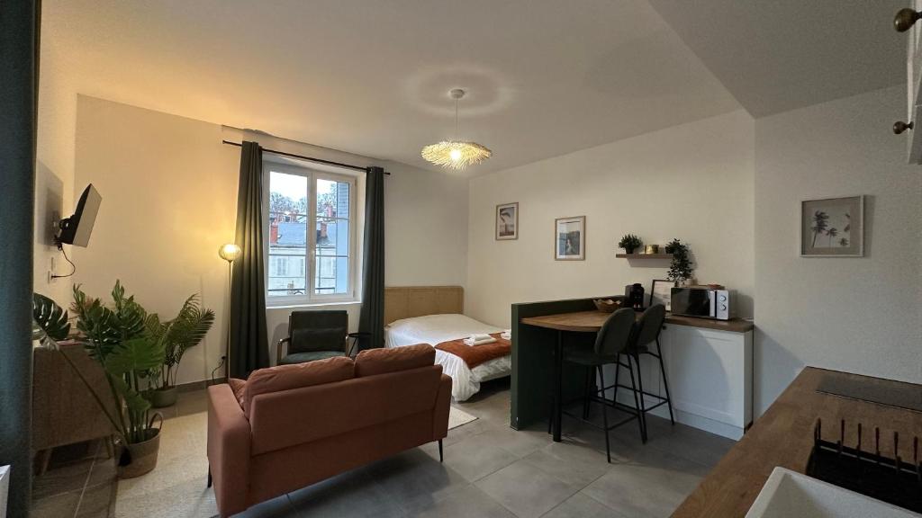 Posezení v ubytování Le Petit Oasis - 50m de la gare de Nevers
