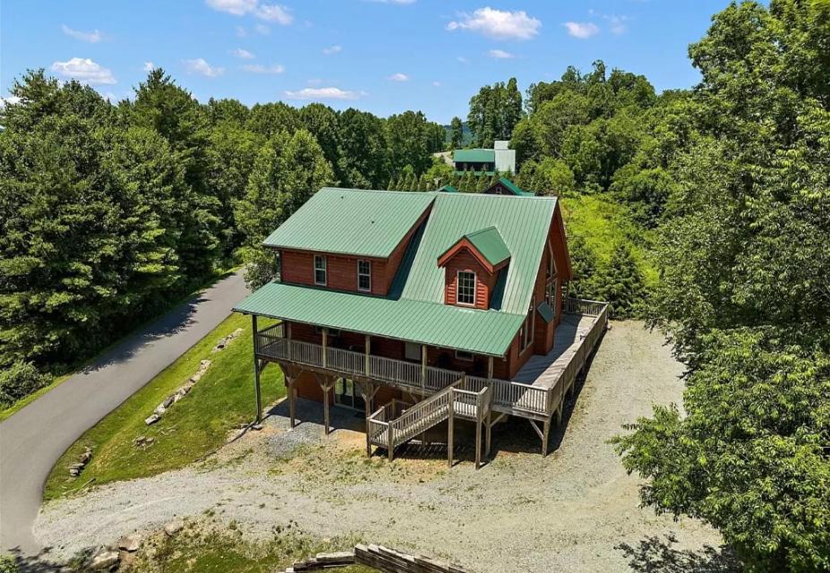 Una vista aérea de una casa con techo verde. en Mayapple Ridge, en Sugar Grove