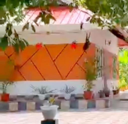 Een gebouw met een stel potplanten erop. bij 2 Bedroom villa in Mūvattupula