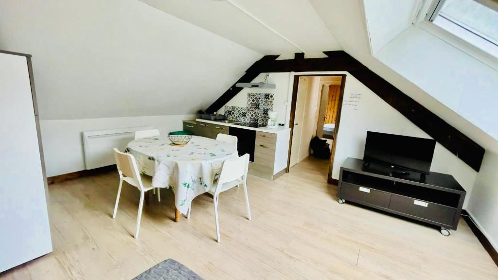 une salle à manger avec une table et une télévision dans l'établissement résidence les pâquerettes N 4, à Le Mont-Dore
