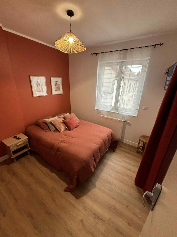 a bedroom with a bed and a window at Les meublés de l Etoile in Eu