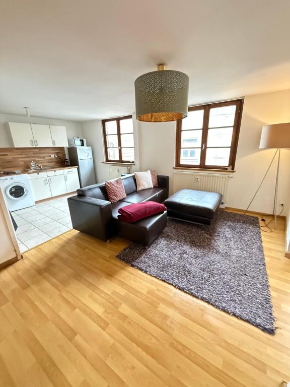 a living room with a couch and a kitchen at Charme cœur Obernai idéal marché de Noel in Obernai