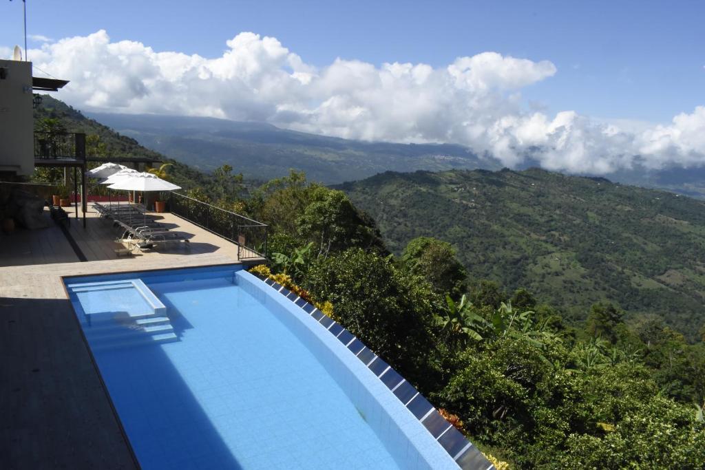 une piscine avec vue sur les montagnes dans l'établissement Hotel Casa Portones, à San Bernardo