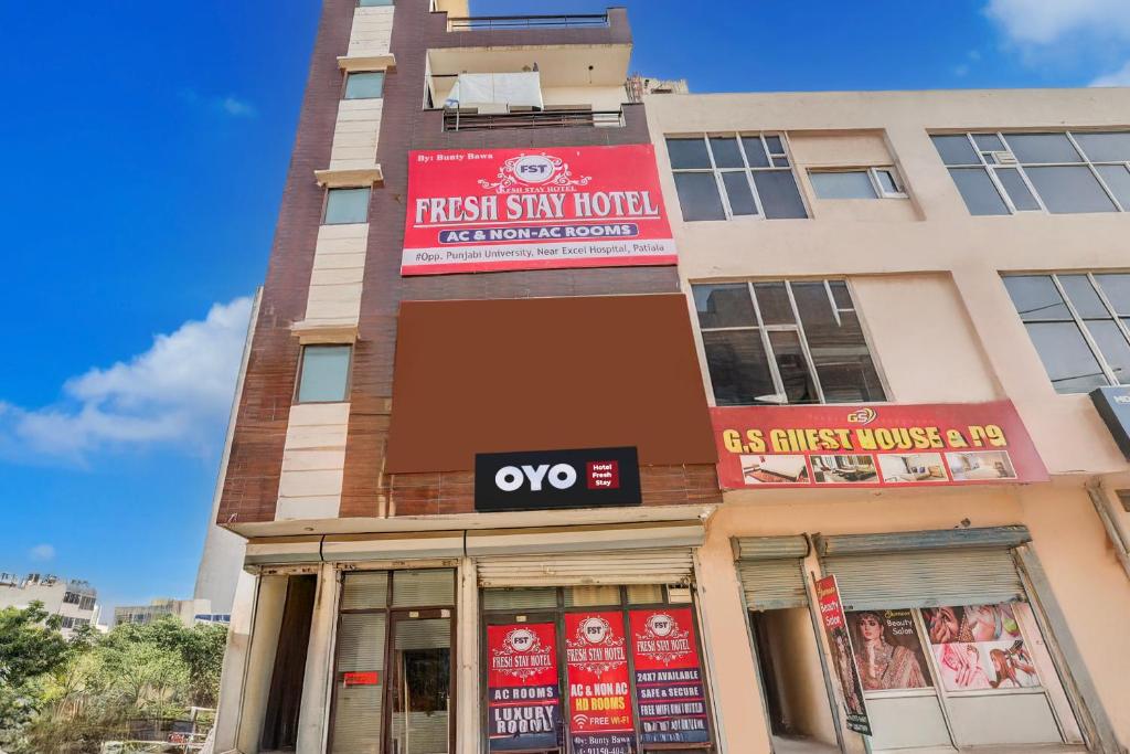 un bâtiment avec une première enseigne d'hôtel dans l'établissement Hotel O Fresh Stay Hotel, à Patiala