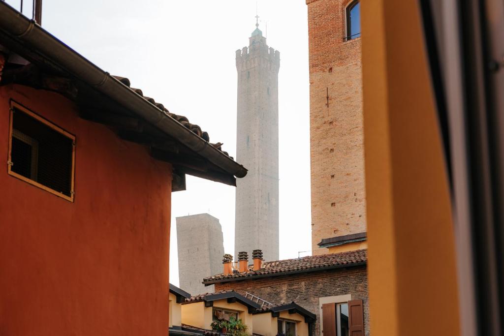 博洛尼亚Malvasia Asinelli Tower View - Residenza Oberdan, Bologna Centre的从街道上可以看到两座高塔