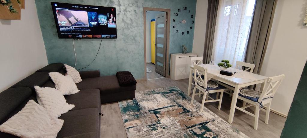 een woonkamer met een bank en een tafel bij ANTONIA Central Apartament in Tîrnăveni