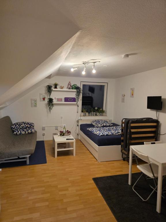 une chambre avec un lit, un canapé et une table dans l'établissement Business-Travel-Apartment & Ferienwohnung Münster, Check-In von 15 bis 22 Uhr möglich, mit SB-Kiosk, à Münster