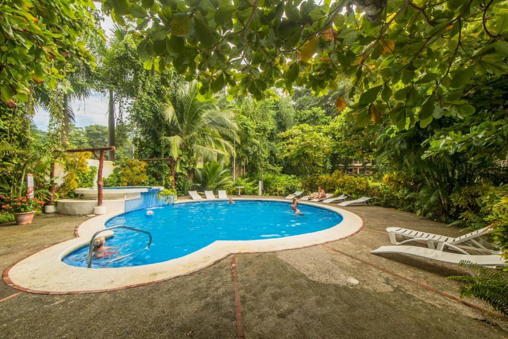 Bazén v ubytování Karahe Beach Hotel nebo v jeho okolí