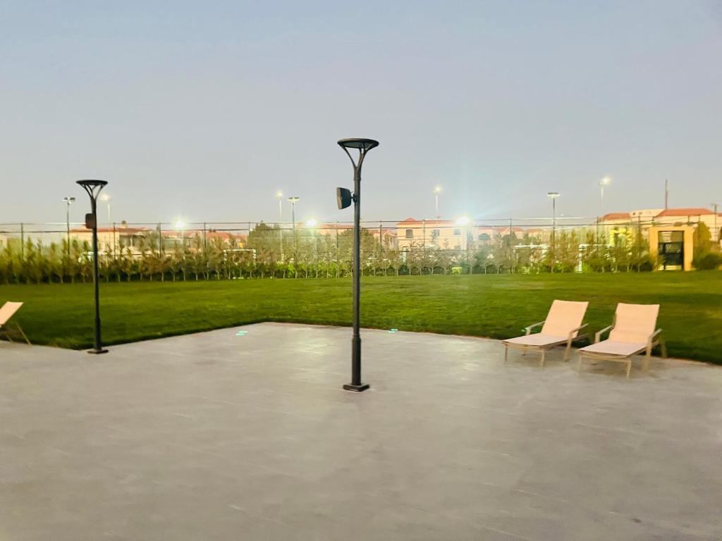 Eine Gruppe von Stühlen und Lichtern in einem Park in der Unterkunft Furnished Villa in Andalusian Compound for Rent in Madaba