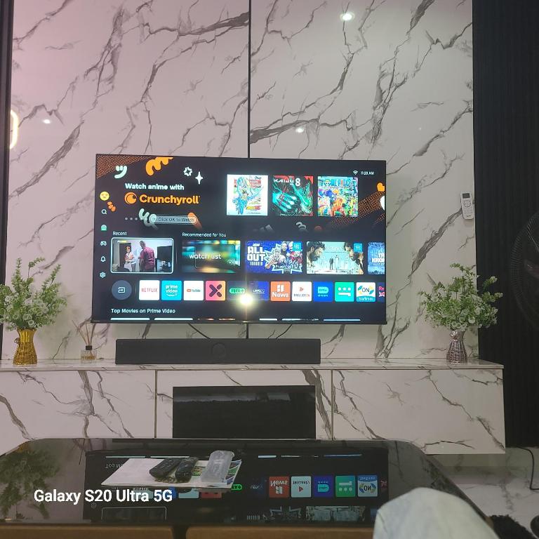 TV a/nebo společenská místnost v ubytování Dwellux Apartment