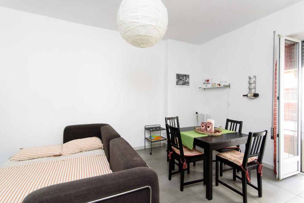 een woonkamer met een bank en een tafel bij Casa Vacanze Nonna Elena in Rome