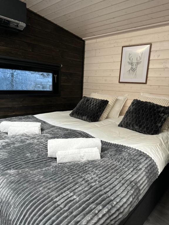 Postel nebo postele na pokoji v ubytování Santa Elves Cabin