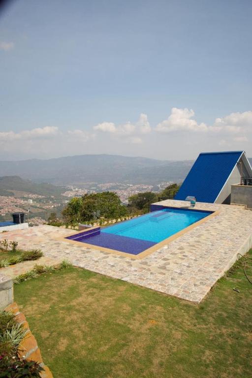 a swimming pool on top of a house at Cabaña alma del bosque in San Gil