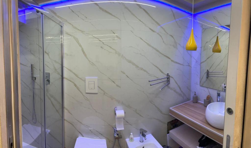 un bagno con doccia e lavandino di Nina in Love a Salerno