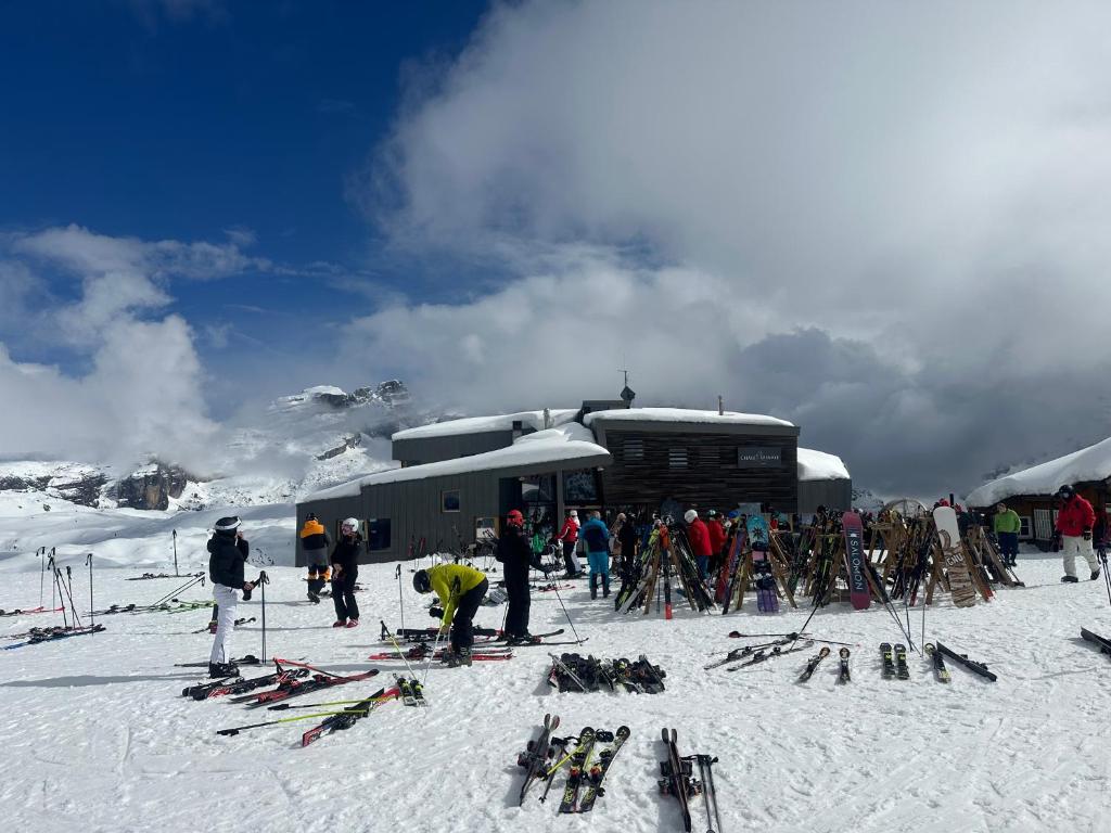 eine Gruppe von Menschen steht im Schnee vor einem Gebäude in der Unterkunft Val di Sole Apartment in Monclassico