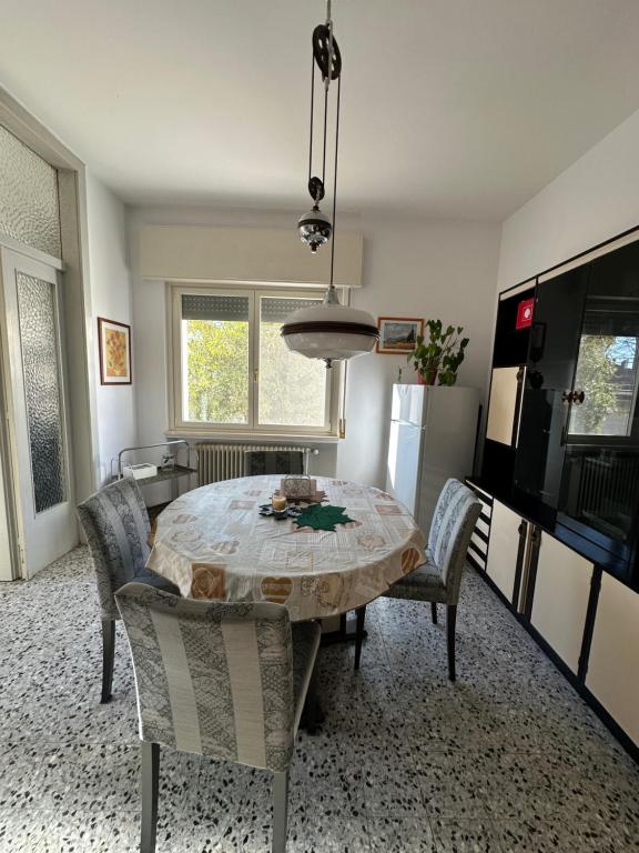 une salle à manger avec une table et des chaises dans l'établissement Tre Aceri Comfort House, à Udine