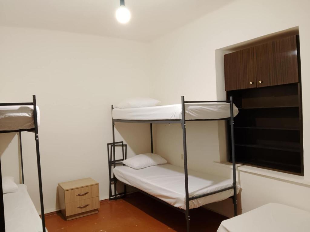 エレバンにあるJRJ Hostelの二段ベッドが2つある部屋