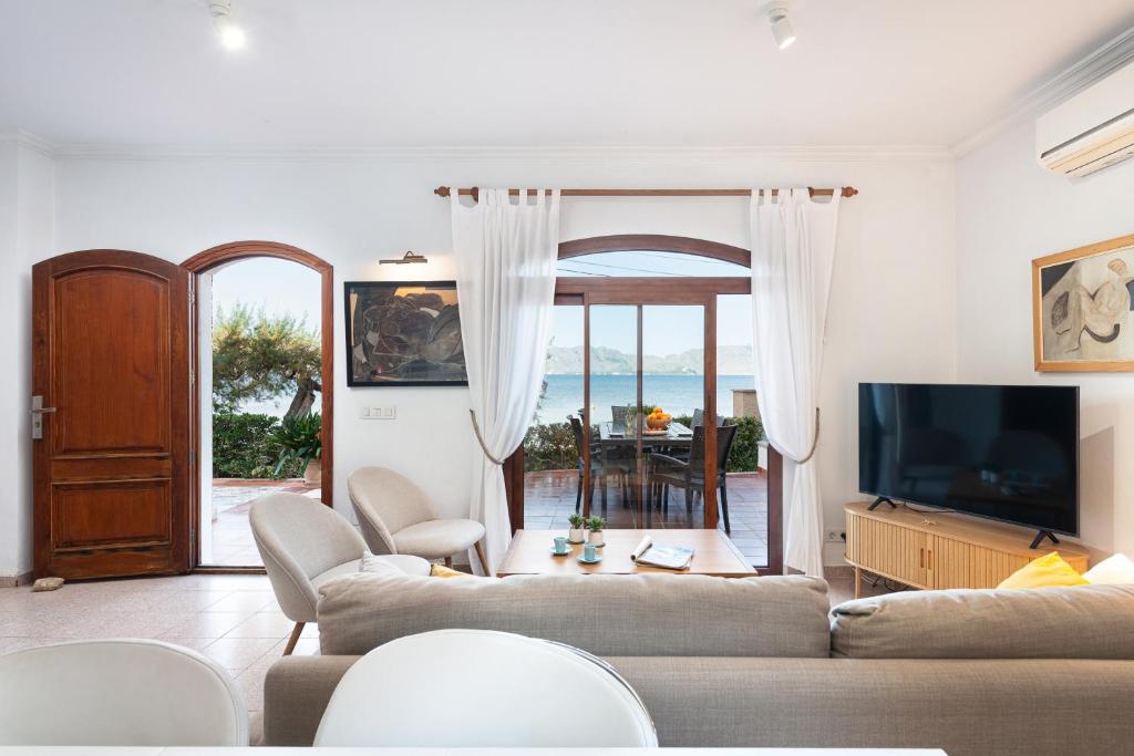 SES ONES with sea views