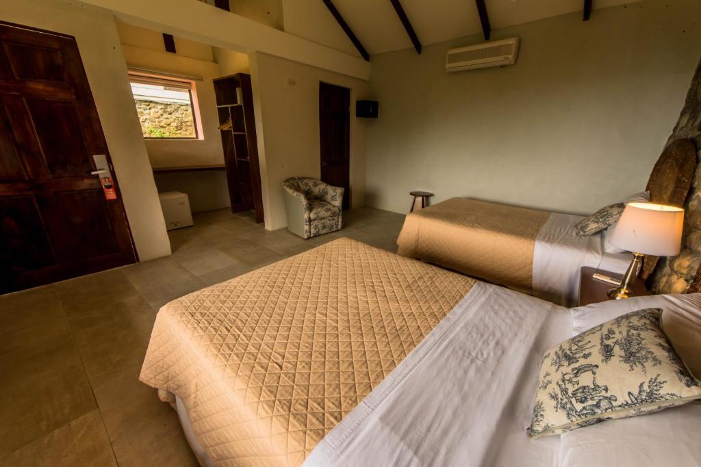 Postel nebo postele na pokoji v ubytování Karahe Beach Hotel