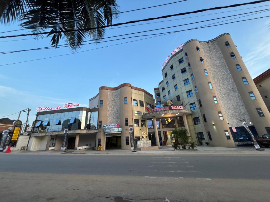 un edificio en la esquina de una calle en FOPROLUX PALACE hôtel, en Douala