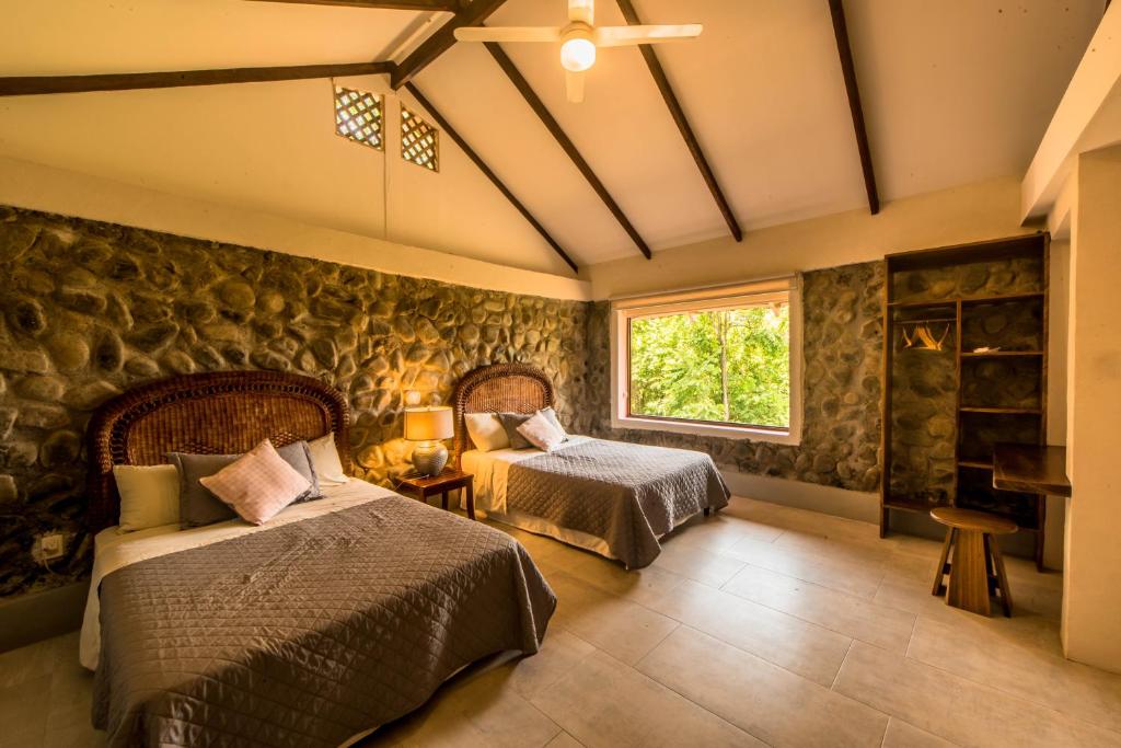 Postel nebo postele na pokoji v ubytování Karahe Beach Hotel