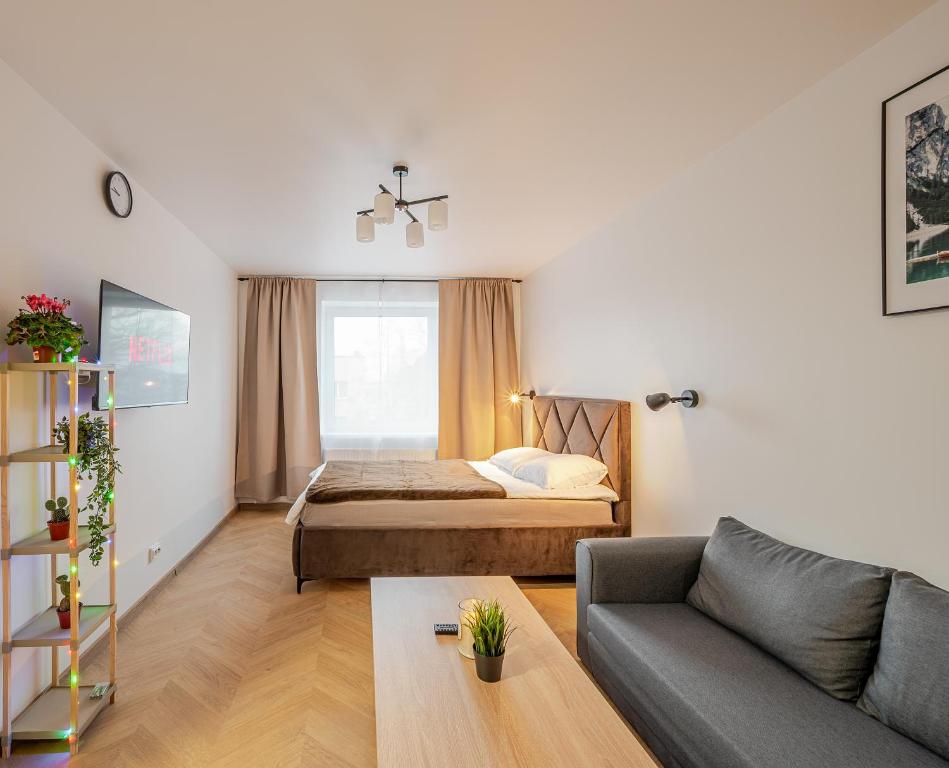 Una cama o camas en una habitación de Cozy airport apartment