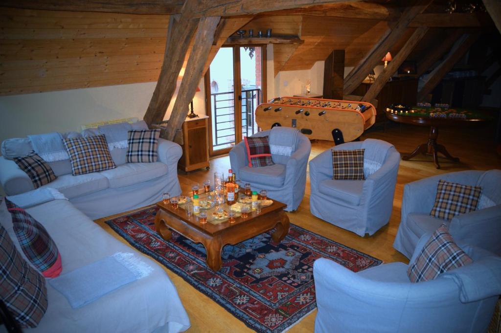 Posezení v ubytování Cottage Mackinley, séjour spacieux et chaleureux, salon de jeux, grande salle à manger, contes,15 pers, Centre Historique, gare TER