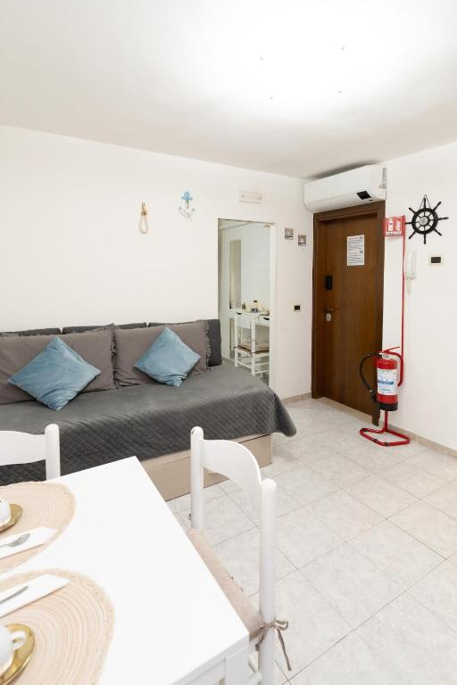 a living room with a couch and a table at Casa Gioia in Chioggia