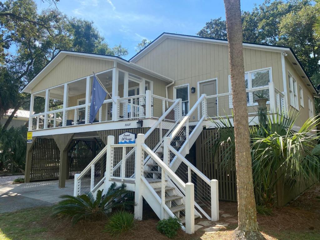 ein Haus mit einer Treppe davor in der Unterkunft Sweet M'Ocean in Edisto Island