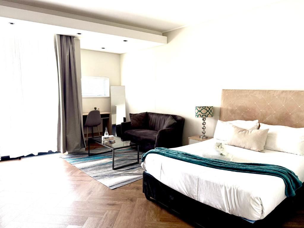 Postel nebo postele na pokoji v ubytování Luxe Studio - On Park near Canal walk Century City