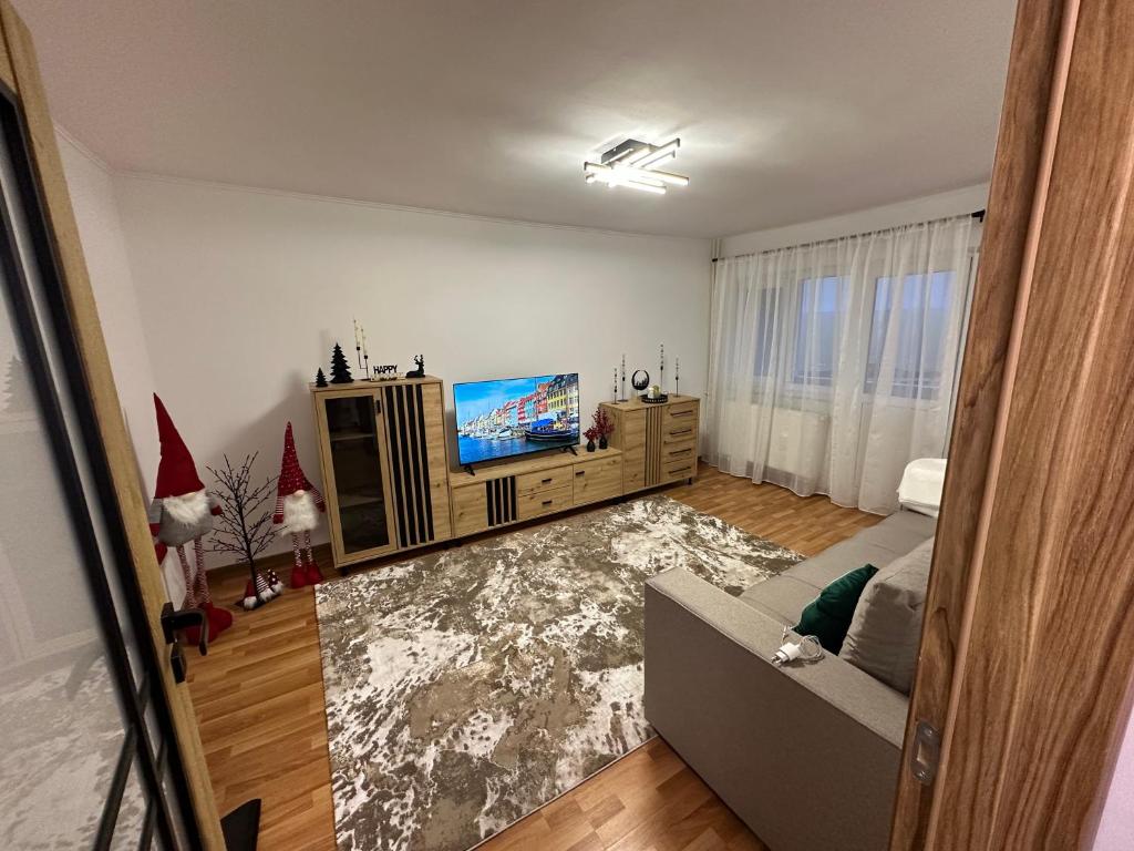 a living room with a couch and a television at Apartament Central Ilie Balaci 15 in Craiova