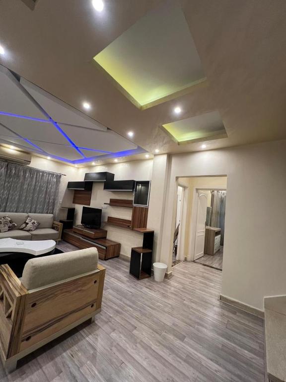 un salon avec un canapé et un lit et un salon dans l'établissement شيراتون للخدمات الفندقيه الفاخره, au Caire